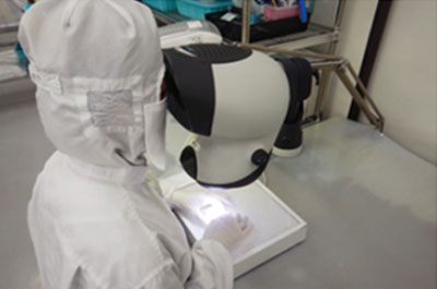 クリーンルーム内検査・包装の様子