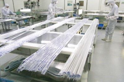 クリーンルーム内検査・包装の様子